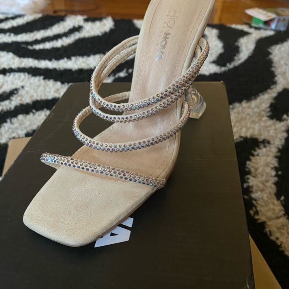 Beautiful heels - Picture 3 of 7